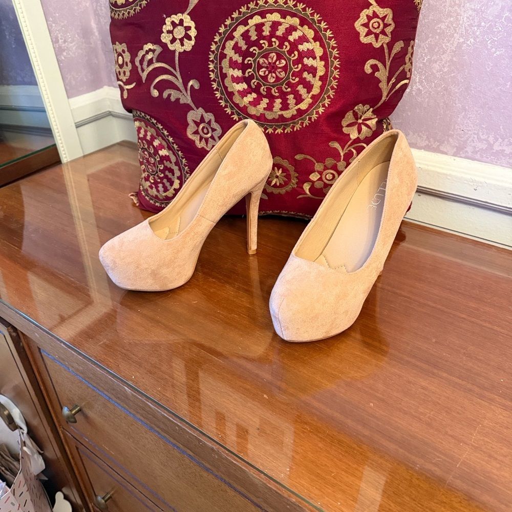 Elegant Beige Platform Heels - Picture 6 of 10